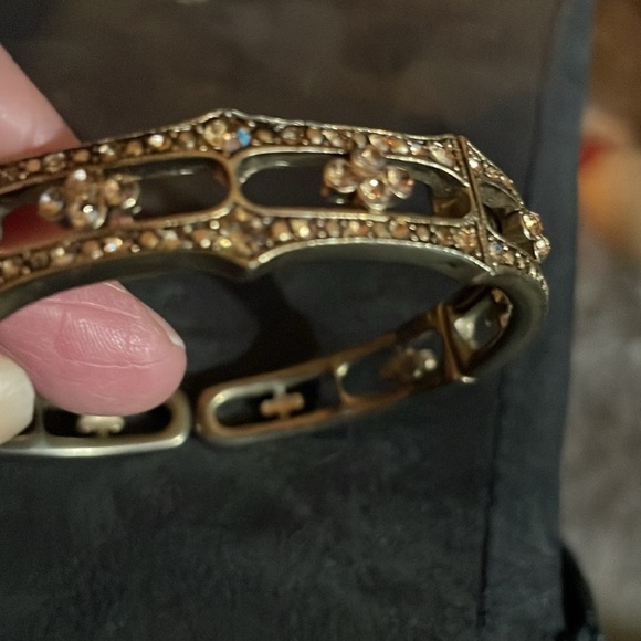 Vintage signed Monet champagne crystals goldtone flexible cuff - Picture 6 of 6